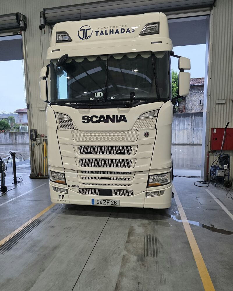 Frente de um camião Scania com o logótipo da Transportes Talhadas por cima do para-brisas