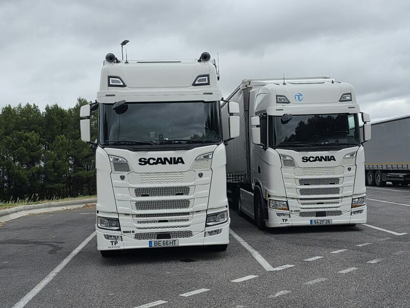 Dois camiões Scania brancos da Transportes Talhadas, lado a lado